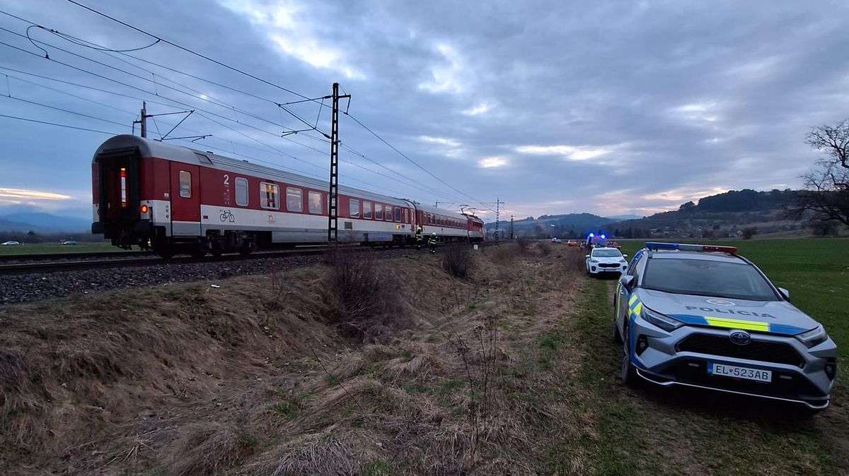 Žena s dítětem v náručí se na Slovensku postavila před vlak. U kolejí zůstal kočárek
